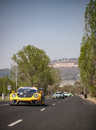 #911	Porsche 911 GT3 R	Absolute Racing	Matt Campbell / Mathieu Jaminet / Patrick Pilet Bathurst 12 Hour 2020 Parade | Kevin Pecks, Vier Communication