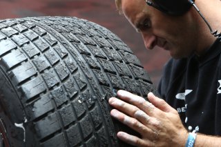 CREW MEMBER WORKING ON TYRE | OLIVIER BEROUD / VISION SPORT AGENCY