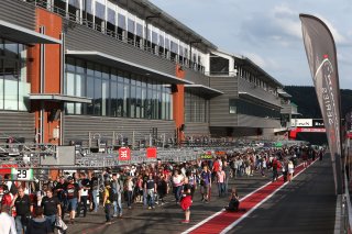 CROWD DURING PITWALK | OLIVIER BEROUD / VISION SPORT AGENCY