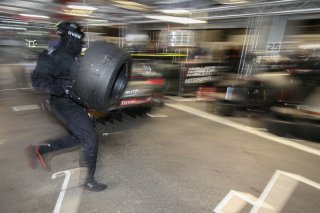 CREW MEMBER WITH A PIRELLI TYRE | OLIVIER BEROUD / VISION SPORT AGENCY