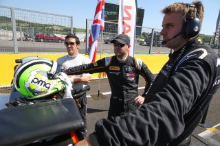 #58 GARAGE 59 (GBR) MCLAREN 650 S GT3 ALVARO PARENTE (PRT) ROB BELL (GBR) AND THEIR ENGINEER | OLIVIER BEROUD / VISION SPORT AGENCY