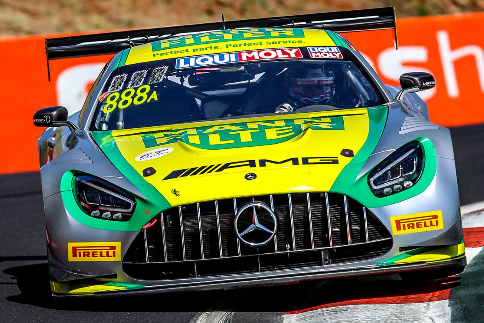 Triple Eight’s Van Gisbergen and De Pasquale go toe-to-toe in FP4 at Bathurst