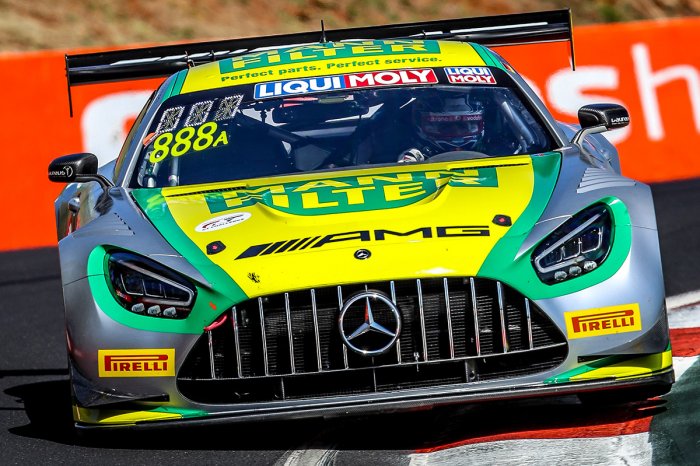 Triple Eight’s Van Gisbergen and De Pasquale go toe-to-toe in FP4 at Bathurst