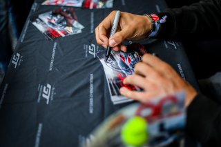 Autographe Session
 | SRO / Jules Benichou - 21creation