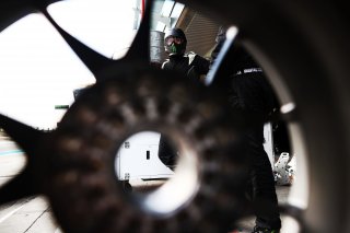 Mechanics in the pit lane
 | JEP/SRO