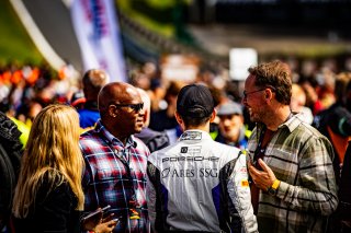 Grid Walk, Race
 | © SRO - TWENTY-ONE CREATION | Jules Benichou