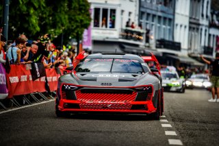 Parade
 | © SRO - TWENTY-ONE CREATION | Jules Benichou