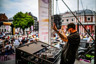 Parade
 | © SRO - TWENTY-ONE CREATION | Jules Benichou