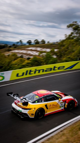 12h Bathurst 2025 -  Meguiar’s Bathurst 12 Hour - Intercontinental GT Challenge Round 1 - Foto: Gruppe C Photography; #91 Porsche 911 GT3 R (992), The Bend: Yasser Shahin, Sam Shahin, Laurin Heinrich, Morris Schuring
 | Gruppe C Photography