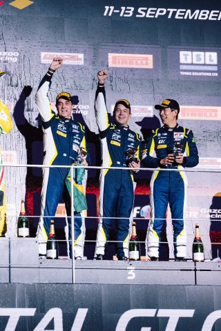 10 BMW M4 GT3 EVO, Team KRC: Brian Lee, Augusto Farfus, Marcelo Tomasoni                 | Gruppe C GmbH